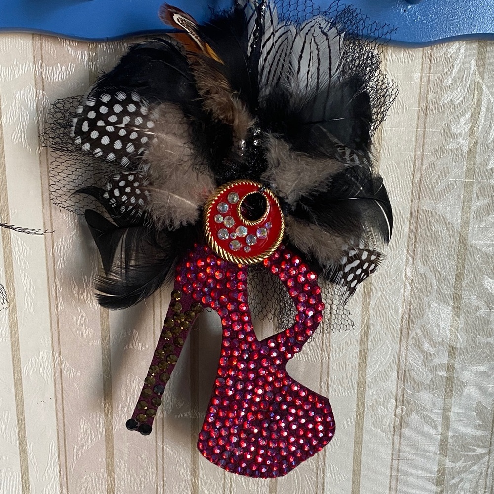Rhinestone High Heel Feather Brooch - Red